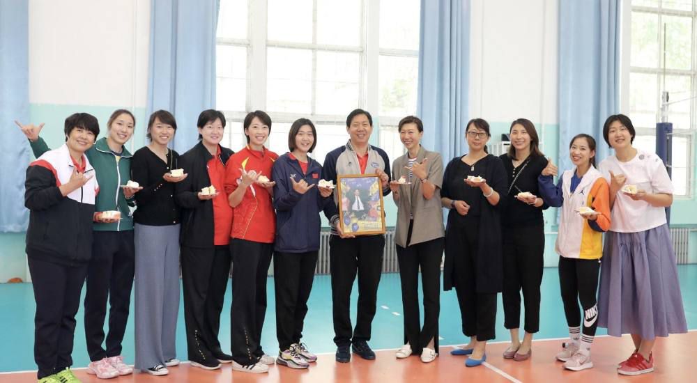 叶辰笑着说：你是不是也想换个房子？那当然，谁不想住新房呢，我妈自打从别墅搬出来，就一天到晚抱怨这里太小太破......萧初然叹了口气，紧接着又回过神，说道：只是现在房价太贵了，家里没这么多钱，还是算了吧。